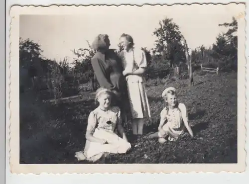 (F11952) Orig. Foto junge Frauen / Mädchen im Garten, "Volksfest" Halberstadt 19