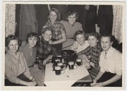 (F11951) Orig. Foto junge Frauen beim Bier am Tisch "Maskenball" 1956
