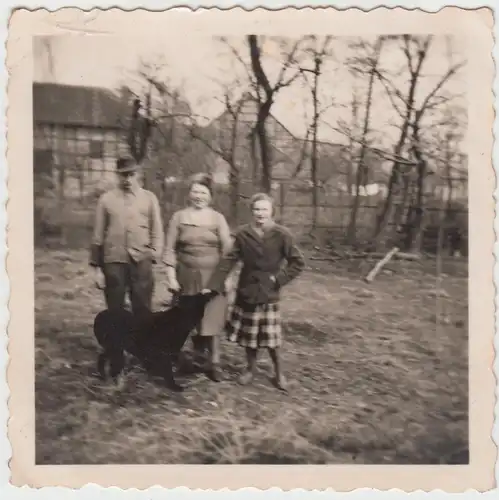 (F11947) Orig. Foto Familie Mehns a. Halberstadt im Garten 1954 (Herbert, Ilse,