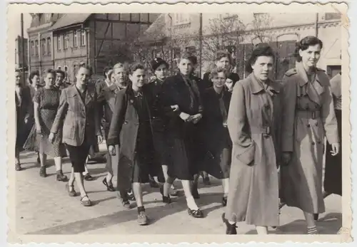 (F11946) Orig. Foto Halberstadt, Damen beim 1.Mai-Umzug 1954