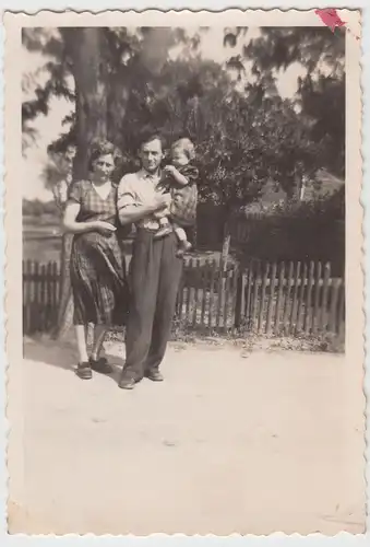 (F11934) Orig. Foto Familie m. Kind a. Arm auf Straße, Halberstadt 1953