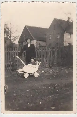 (F11933) Orig. Foto Frau m. kleinem Kinderwagen, Halberstadt 1954