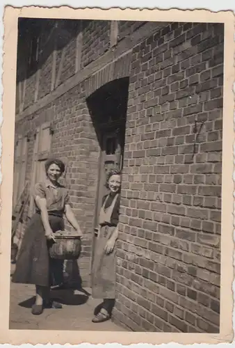 (F11922) Orig. Foto 2 Frauen an einem Backsteinhaus, Halberstadt 1950er