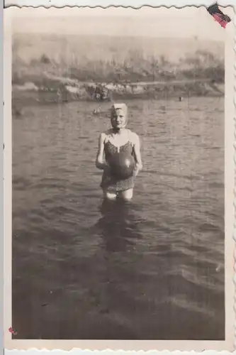 (F11915) Orig. Foto Badeanstalt Klein Quenstedt, Gisela Mehns im Wasser 1953