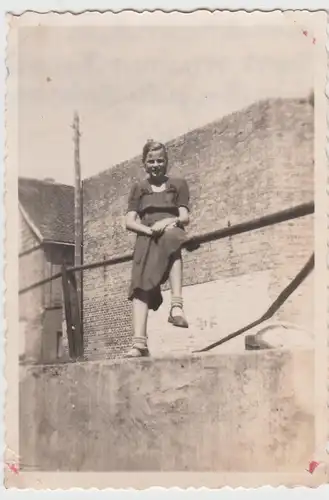 (F11911) Orig. Foto Brigitte Salomon a. Halberstadt sitzt a. Geländer 1953
