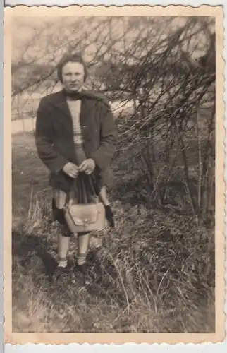 (F11909) Orig. Foto junge Frau im Freien, Halberstädter Berge 1950er