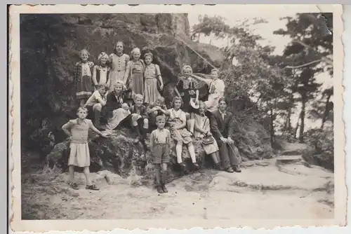 (F11907) Orig. Foto Kinder beim Gläsernen Mönch, KFL Huy b. Halberstadt 1951