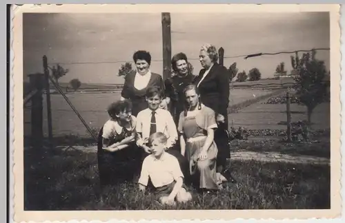 (F11901) Orig. Foto Personen, Gruppenfoto am Drahtzaun, Halbertstadt 1953