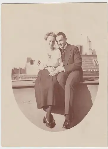 (F11897) Orig. Foto junges Paar sitzt auf Brüstung 1920