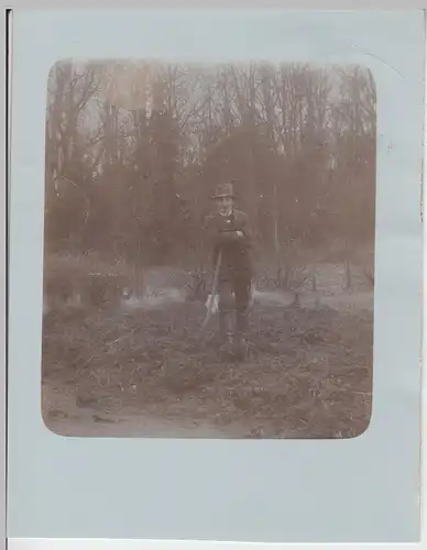 (F11890) Orig. Foto Herr mit Mistgabel und Hühner im Freien, Delmenhorst 1912