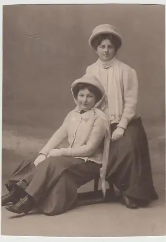 (F11889) Orig. Foto 2 junge Frauen mit Schlitten, Kabinettfoto Eisenach 1910