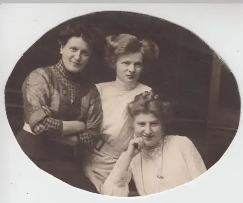(F11886) Orig. Foto 3 junge Damen, im Oval ausgeschnitten 1910er