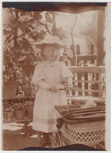 (F11885) Orig. Foto kleines Mädchen m. Kleidchen, Hut u. Puppenwagen, 1910er