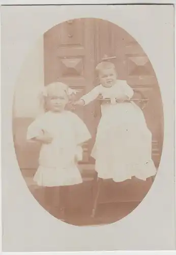 (F11884) Orig. Foto 2 kleine Kinder, Junge im Kinderstuhl 1910er