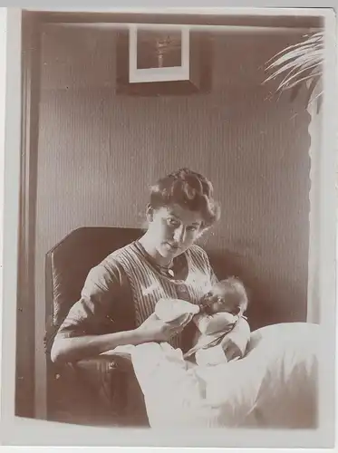 (F11883) Orig. Foto junge Frau gibt Kleinkind Flasche, 1910er