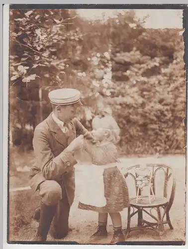 (F11877) Orig. Foto junger Mann kümmert sich um kleines Mädchen, Puppe a. Korbst