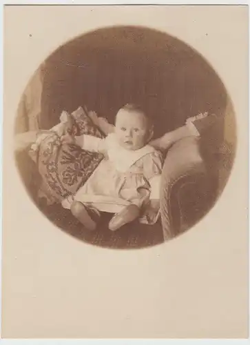(F11876) Orig. Foto Kleinkind sitzt im Sessel 1916
