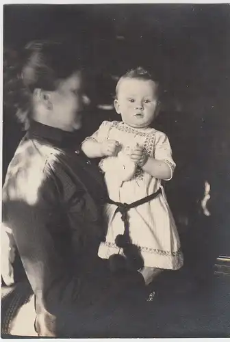 (F11875) Orig. Foto Frau mit Kleinkind um 1916