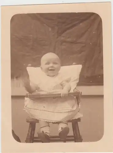 (F11874) Orig. Foto Kleinkind sitzt im Kinderstuhl 1910er