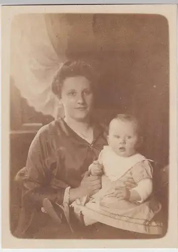 (F11873) Orig. Foto Frau mit Kleinkind auf Schoß, 1916