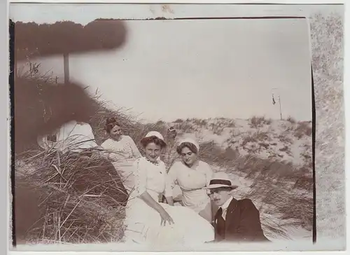 (F11872) Orig. Foto Personen liegen in der Düne, Wangerooge 1911