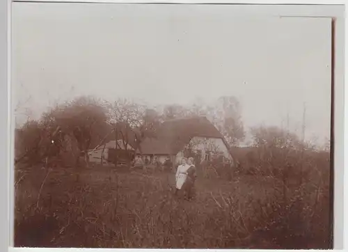 (F11871) Orig. Foto Damen vor einem reetgedecktem Haus um 1911