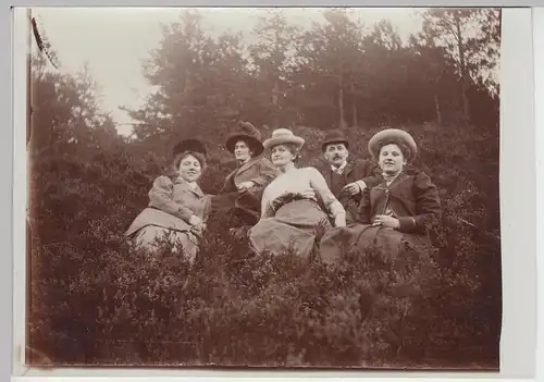 (F11870) Orig. Foto Herr mit Damen liegt im Gras, Wanderung um 1920