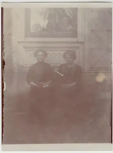 (F11868) Orig. Foto Damen mit Buch vor dem Haus, Junge schaut am Fenster um 1920