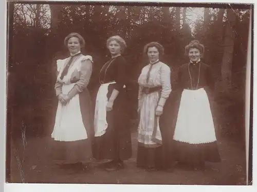 (F11866) Orig. Foto Damen mit Schürzen im Freien, um 1920