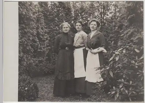 (F11863) Orig. Foto Damen mit Schürzen im Freien, um 1920