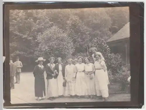 (F11861) Orig. Foto Damen in einem Park o.ä., Wanderung, um 1920