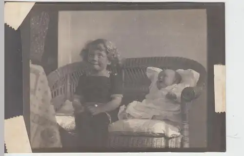 (F11860) Orig. Foto Kleinkind Rudi mit Baby Ernst a.d. Korbsofa um 1920