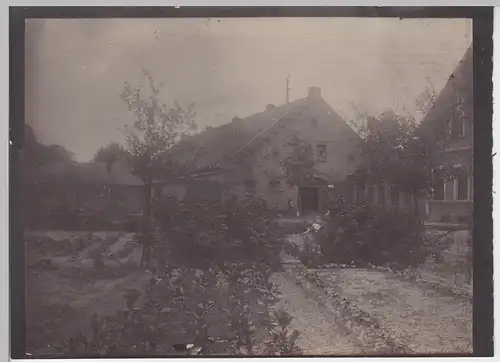 (F11856) Orig. Foto großes Backsteingebäude mit Garten, unbekannt um 1911