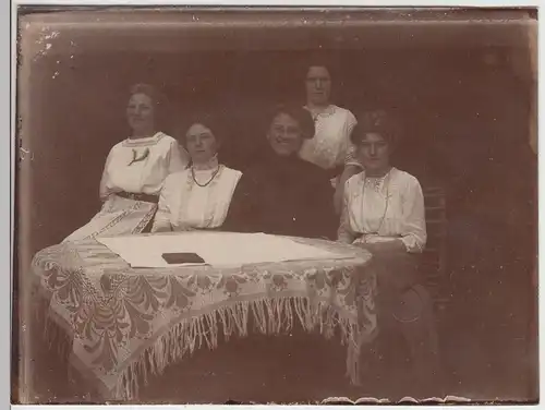 (F11854) Orig. Foto Frauen sitzen an einem Tisch 1911