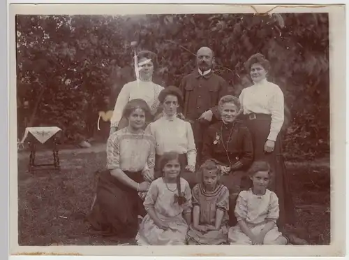 (F11852) Orig. Foto Personen, Gruppenbild im Garten, um 1920