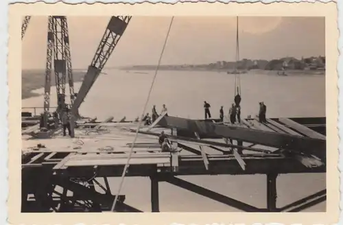 (F11845) Orig. Foto Bau einer Brücke über großem Fluss, vor 1945