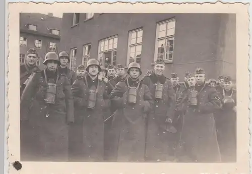 (F11844) Orig. Foto Wehrmacht-Soldaten in voller Montur mit Gasmaske 1930/40er