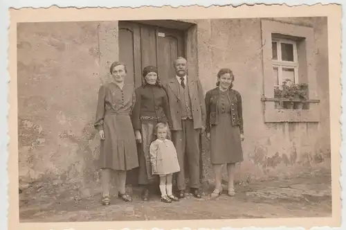 (F11834) Orig. Foto Personen vor einem Hauseingang, Franken 1940er