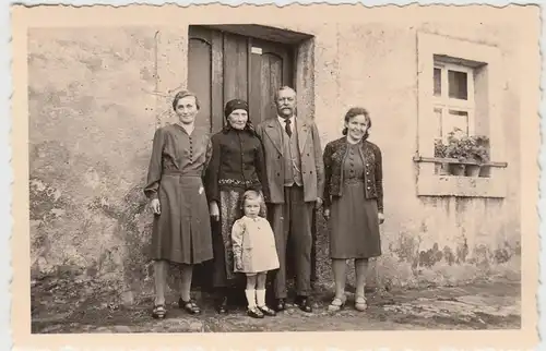 (F11833) Orig. Foto Personen vor einem Hauseingang, Franken 1940er