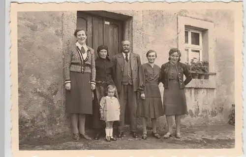 (F11832) Orig. Foto Personen vor einem Hauseingang, Franken 1940er