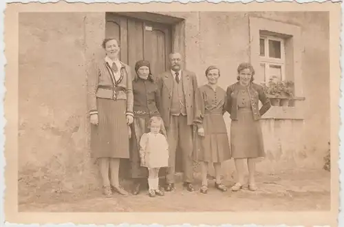 (F11831) Orig. Foto Personen vor einem Hauseingang, Franken 1940er