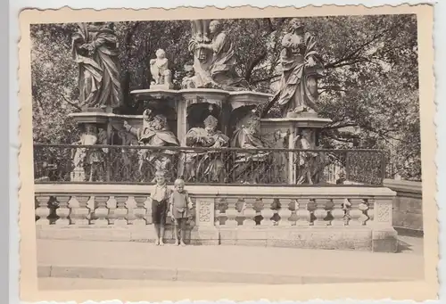 (F11812) Orig. Foto Bamberg, Kinder vor Monument a.d. Oberen Brücke 1940er