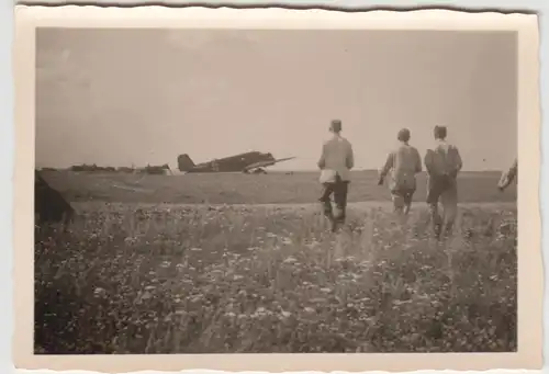 (F11807) Orig. Foto Luftwaffe-Soldaten gehen zu einer im Felde abgestellten Junk
