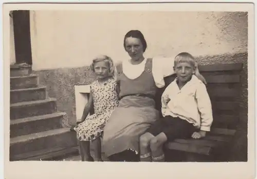(F11781) Orig. Foto Mutter mit ihren Kindern auf Bank vor dem Haus 1930er