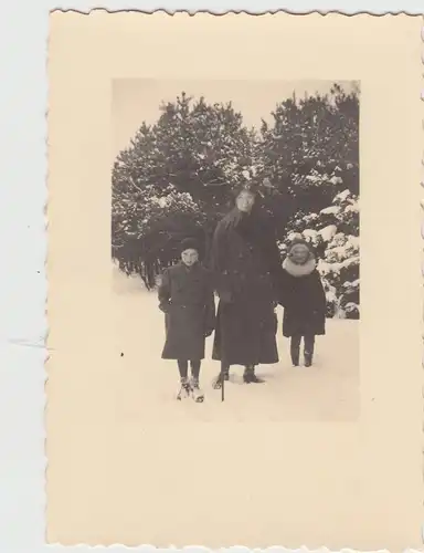 (F11779) Orig. Foto Spaziergang im Winter, Frau mit 2 Kindern 1930er