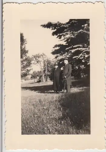 (F11777) Orig. Foto Spaziergang, Herr und Dame im Freien 1930er