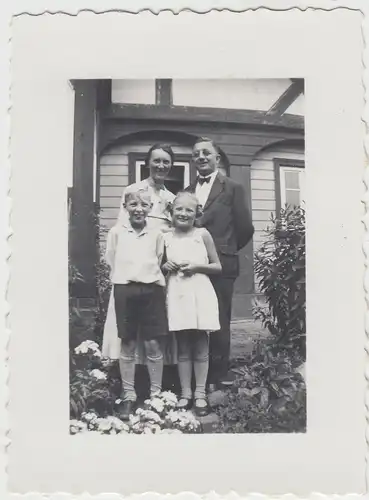 (F11776) Orig. Foto Familie vor einem Umgebindehaus 1930er