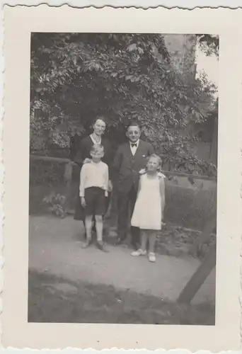 (F11775) Orig. Foto Familie im Freien, 1930er
