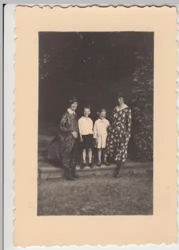 (F11774) Orig. Foto Frauen und Kinder a.e. Treppe im Park o.ä. 1930er