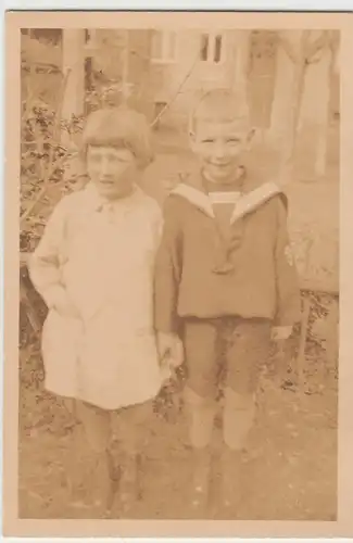 (F11772) Orig. Foto kleine Geschwister im Garten, 1920er